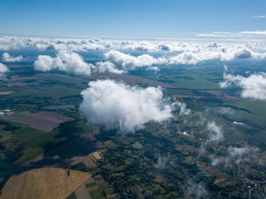 Tarımsal alanların üzerindeki bulutlarda yüksek uçuş.