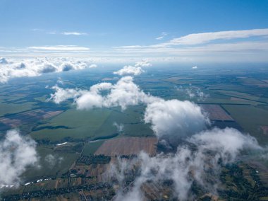 Tarımsal alanların üzerindeki bulutlarda yüksek uçuş.