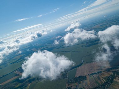 Tarımsal alanların üzerindeki bulutlarda yüksek uçuş.