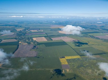 Tarımsal alanların üzerindeki bulutlarda yüksek uçuş.