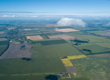Tarımsal alanların üzerindeki bulutlarda yüksek uçuş.