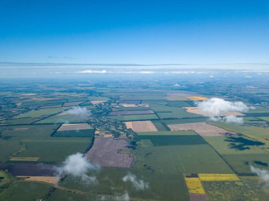 Tarımsal alanların üzerindeki bulutlarda yüksek uçuş.