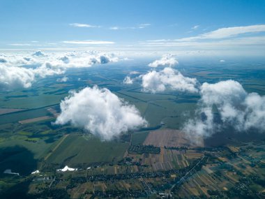 Tarımsal alanların üzerindeki bulutlarda yüksek uçuş.