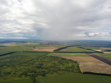 Hava aracı görüntüsü. Ukrayna sahasına yağmur bulutları yağıyor. Yağmur yağıyor..