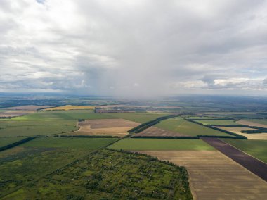 Hava aracı görüntüsü. Ukrayna sahasına yağmur bulutları yağıyor. Yağmur yağıyor..