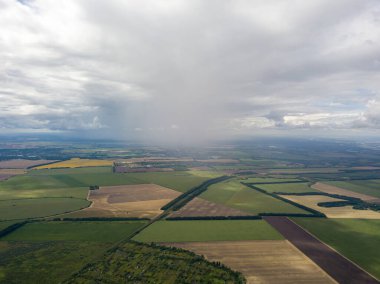 Hava aracı görüntüsü. Ukrayna sahasına yağmur bulutları yağıyor. Yağmur yağıyor..