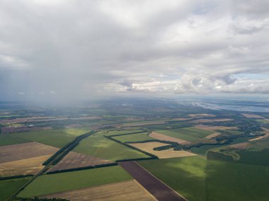 Hava aracı görüntüsü. Ukrayna sahasına yağmur bulutları yağıyor. Yağmur yağıyor..