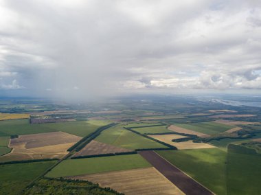 Hava aracı görüntüsü. Ukrayna sahasına yağmur bulutları yağıyor. Yağmur yağıyor..