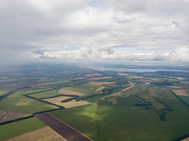 Hava aracı görüntüsü. Ukrayna sahasına yağmur bulutları yağıyor. Yağmur yağıyor..
