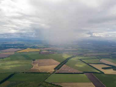 Hava aracı görüntüsü. Ukrayna sahasına yağmur bulutları yağıyor. Yağmur yağıyor..