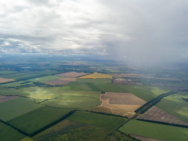 Hava aracı görüntüsü. Ukrayna sahasına yağmur bulutları yağıyor. Yağmur yağıyor..