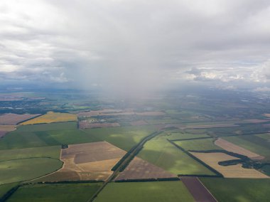 Hava aracı görüntüsü. Ukrayna sahasına yağmur bulutları yağıyor. Yağmur yağıyor..