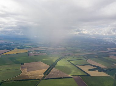 Hava aracı görüntüsü. Ukrayna sahasına yağmur bulutları yağıyor. Yağmur yağıyor..