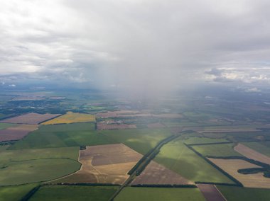 Hava aracı görüntüsü. Ukrayna sahasına yağmur bulutları yağıyor. Yağmur yağıyor..