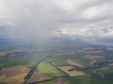 Hava aracı görüntüsü. Ukrayna sahasına yağmur bulutları yağıyor. Yağmur yağıyor..
