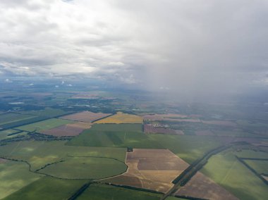 Hava aracı görüntüsü. Ukrayna sahasına yağmur bulutları yağıyor. Yağmur yağıyor..
