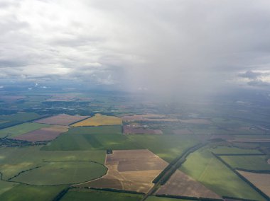 Hava aracı görüntüsü. Ukrayna sahasına yağmur bulutları yağıyor. Yağmur yağıyor..