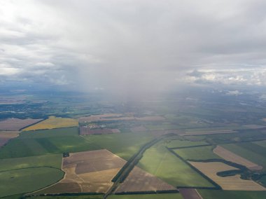 Hava aracı görüntüsü. Ukrayna sahasına yağmur bulutları yağıyor. Yağmur yağıyor..