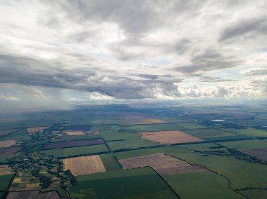 Hava aracı görüntüsü. Ukrayna sahasına yağmur bulutları yağıyor. Yağmur yağıyor..