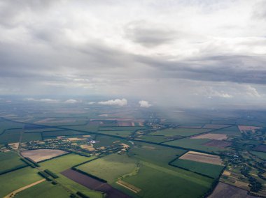 Hava aracı görüntüsü. Ukrayna sahasına yağmur bulutları yağıyor. Yağmur yağıyor..