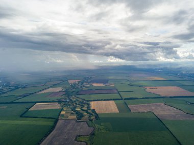 Hava aracı görüntüsü. Ukrayna sahasına yağmur bulutları yağıyor. Yağmur yağıyor..