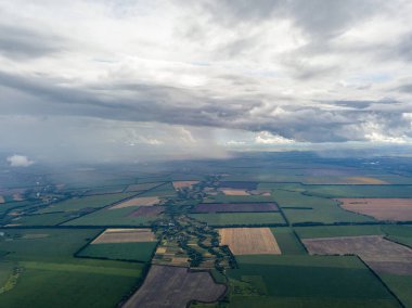Hava aracı görüntüsü. Ukrayna sahasına yağmur bulutları yağıyor. Yağmur yağıyor..