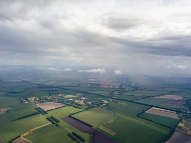 Hava aracı görüntüsü. Ukrayna sahasına yağmur bulutları yağıyor. Yağmur yağıyor..