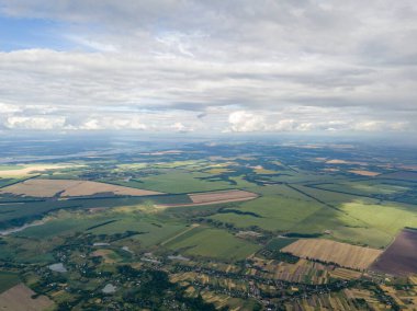 Hava aracı görüntüsü. Ukrayna sahasına yağmur bulutları yağıyor. Yağmur yağıyor..
