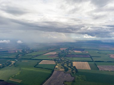 Hava aracı görüntüsü. Ukrayna sahasına yağmur bulutları yağıyor. Yağmur yağıyor..