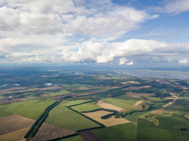 Hava aracı görüntüsü. Ukrayna sahasına yağmur bulutları yağıyor. Yağmur yağıyor..