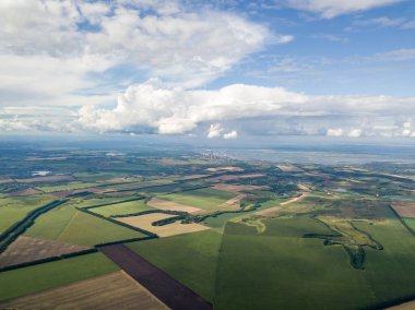 Hava aracı görüntüsü. Ukrayna sahasına yağmur bulutları yağıyor. Yağmur yağıyor..