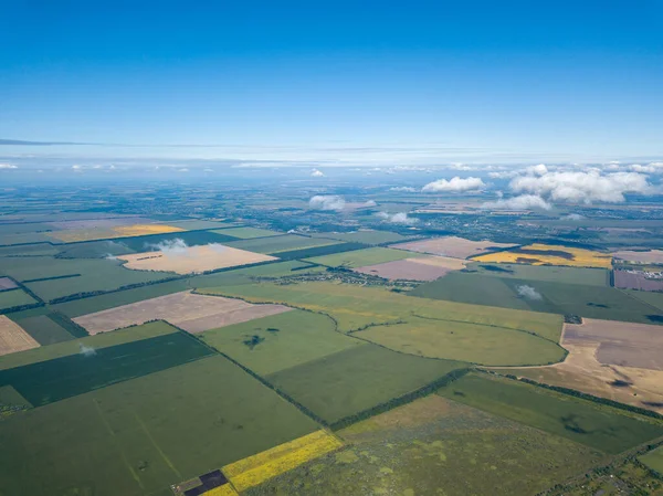 Tarımsal alanların üzerindeki bulutlarda yüksek uçuş.