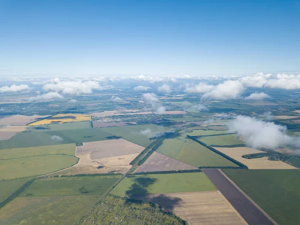 Tarımsal alanların üzerindeki bulutlarda yüksek uçuş.