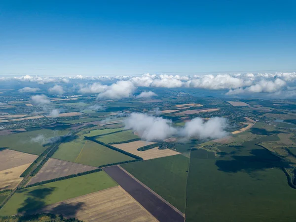 Tarımsal alanların üzerindeki bulutlarda yüksek uçuş.