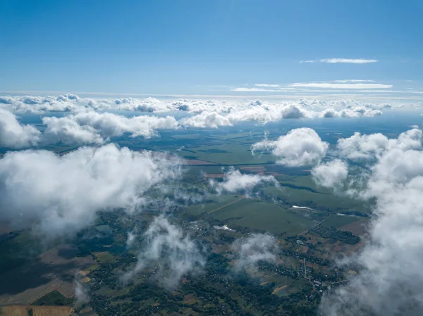 Tarımsal alanların üzerindeki bulutlarda yüksek uçuş.