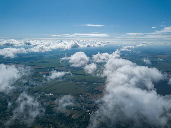 Tarımsal alanların üzerindeki bulutlarda yüksek uçuş.