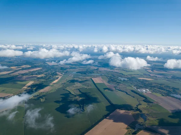 Tarımsal alanların üzerindeki bulutlarda yüksek uçuş.