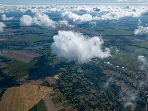 Tarımsal alanların üzerindeki bulutlarda yüksek uçuş.