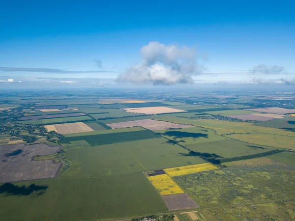 Tarımsal alanların üzerindeki bulutlarda yüksek uçuş.