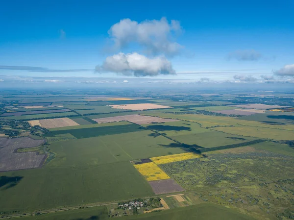 Tarımsal alanların üzerindeki bulutlarda yüksek uçuş.