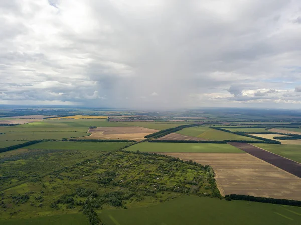 Hava aracı görüntüsü. Ukrayna sahasına yağmur bulutları yağıyor. Yağmur yağıyor..