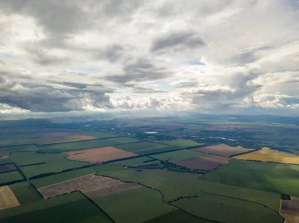 Hava aracı görüntüsü. Ukrayna sahasına yağmur bulutları yağıyor. Yağmur yağıyor..
