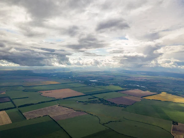 Hava aracı görüntüsü. Ukrayna sahasına yağmur bulutları yağıyor. Yağmur yağıyor..