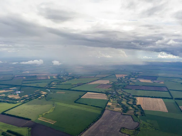Hava aracı görüntüsü. Ukrayna sahasına yağmur bulutları yağıyor. Yağmur yağıyor..
