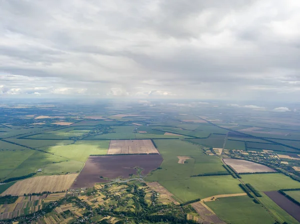 Hava aracı görüntüsü. Ukrayna sahasına yağmur bulutları yağıyor. Yağmur yağıyor..