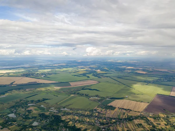 Hava aracı görüntüsü. Ukrayna sahasına yağmur bulutları yağıyor. Yağmur yağıyor..