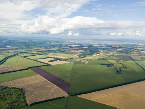 Hava aracı görüntüsü. Ukrayna sahasına yağmur bulutları yağıyor. Yağmur yağıyor..