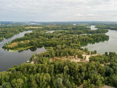 Kiev 'deki Dinyeper Nehri' nin havadan görünüşü.