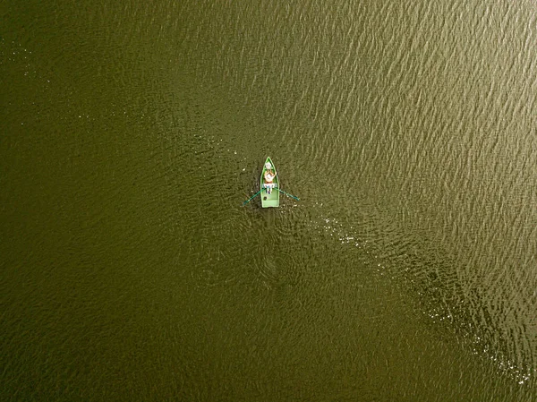 Vista Aérea Drones Barco Pesca Rio Dia Verão — Fotografia de Stock