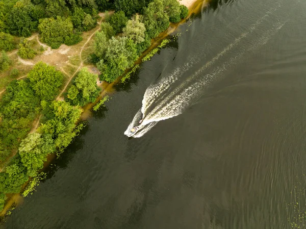 空中ドローンビュー モーターボートは川に沿って帆 — ストック写真